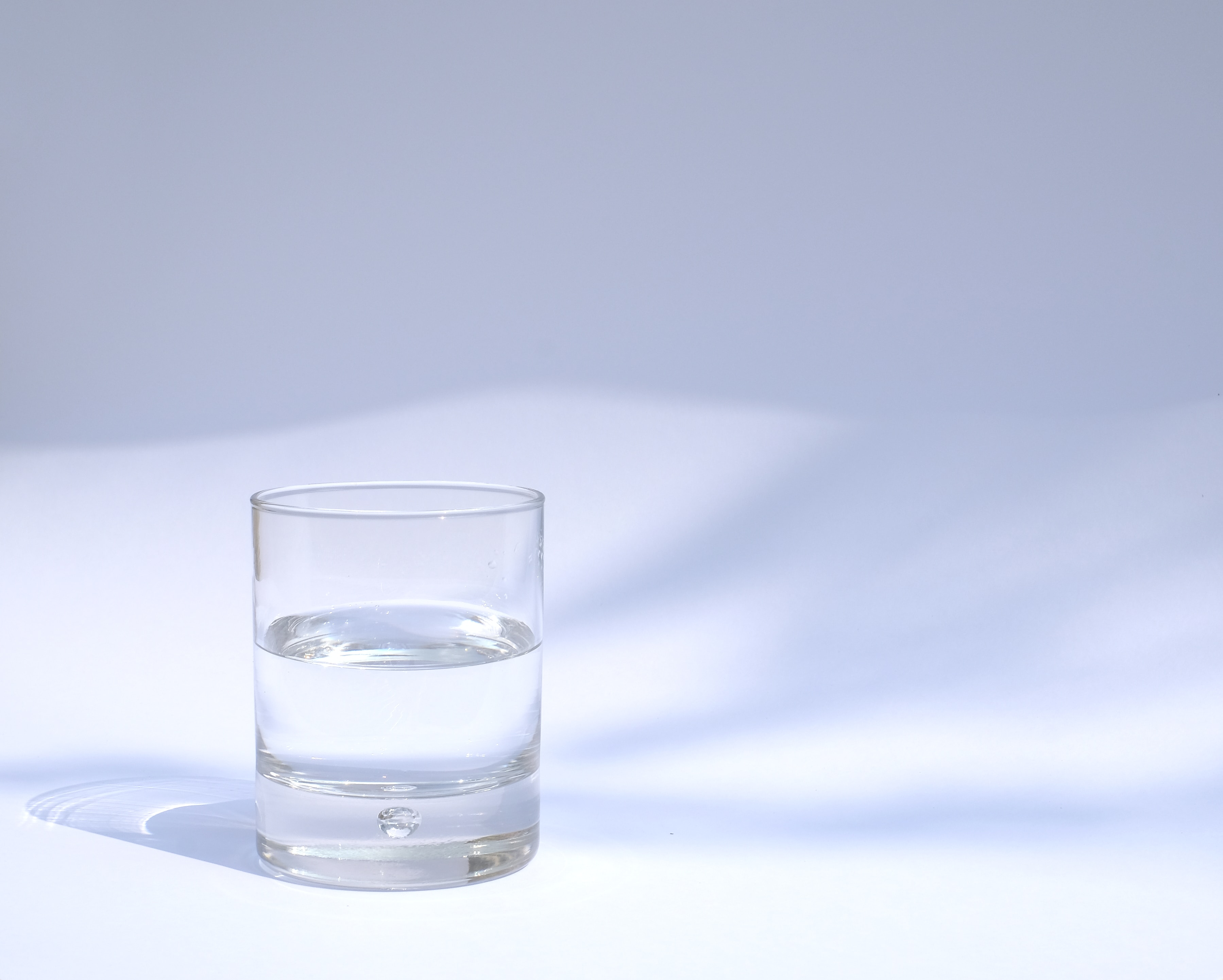 bicchiere con acqua.jpg